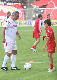 Маргарит Георгиев с Христо Стоичков, който го включи в международната програма за талантливи млади футболисти, спонсорирана от „Жилет”.