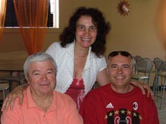 Чападжиев от книгата „Чападжиев” и авторът Орлин Крумов, заедно в Чикаго с репортера на вестник „Старт Чикаго” Кина Бъговска, която бе на представянето на изданието пред българската културна общественост в София  