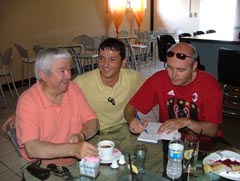 Очакваният да стане първи космически пътешественик на България Шефкет Чападжиев и обявеният преди десетилетие за „Военен пилот № 1” на страната Русен Русев, както и авторът на книгата Орлин Крумов, от години вече живеят в Чикаго.