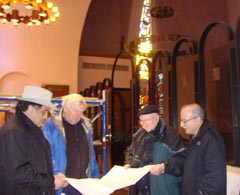 Г-н Сетрак Агонян с инж. Олаф Сут, г-н Антраник Мегерян – собственик на инженерна фирма и г-н Николас пред чертежите на бронзовата врата.