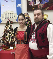 Симона и Константин край българската елха. Симона и Константин край българската елха.