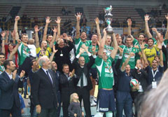 Отборът и фенове на „Куено” ликуват след победата 