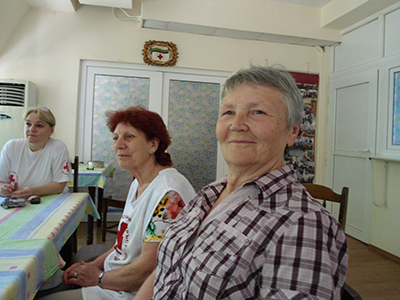 Раиса Синельникова, а другите до нея са домакините, запознали ни с месенето на хляб като терапия