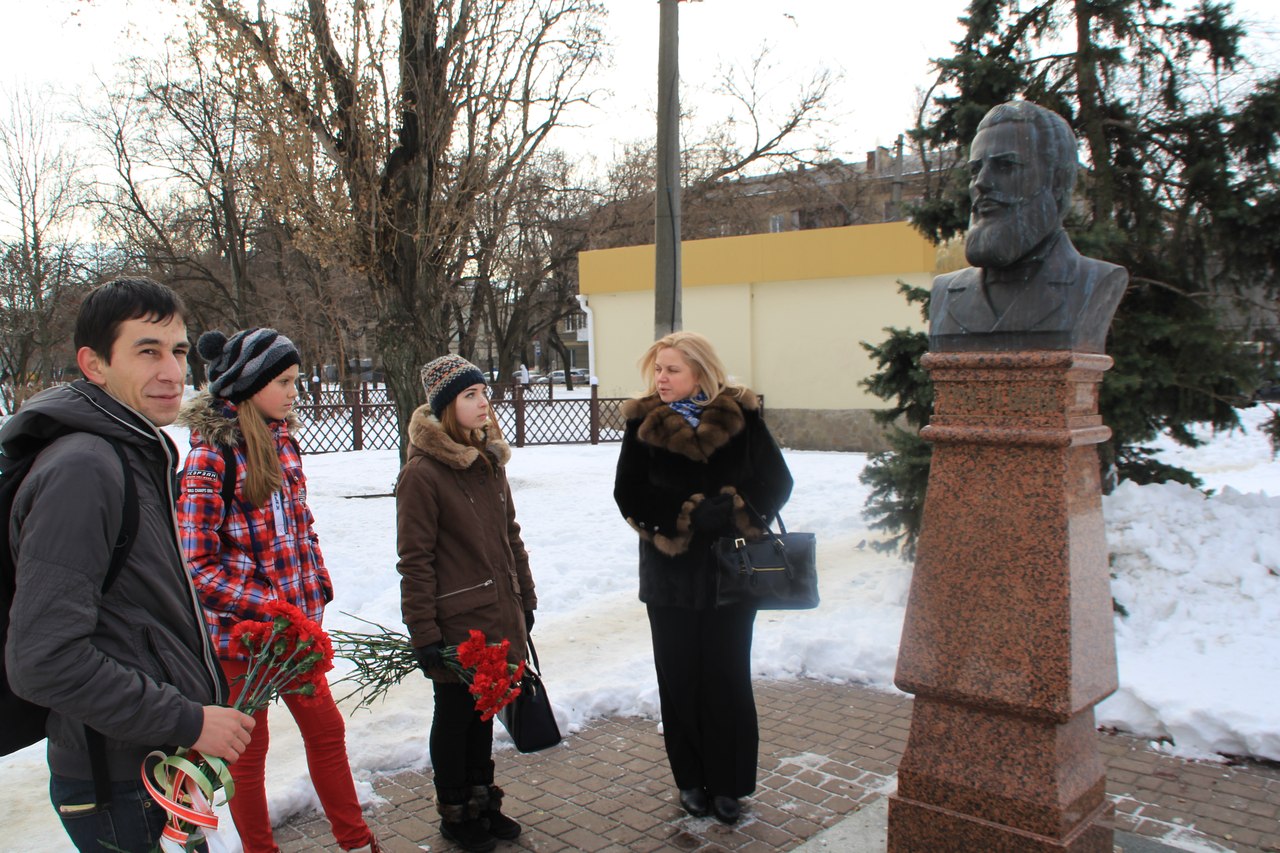 полагане на цветя пред паметника на Христо Ботев в Прохоровски сквер гр. Одеса